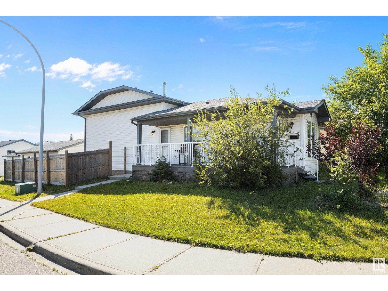 Photo 10 of 16229 57 St Nw, Edmonton AB