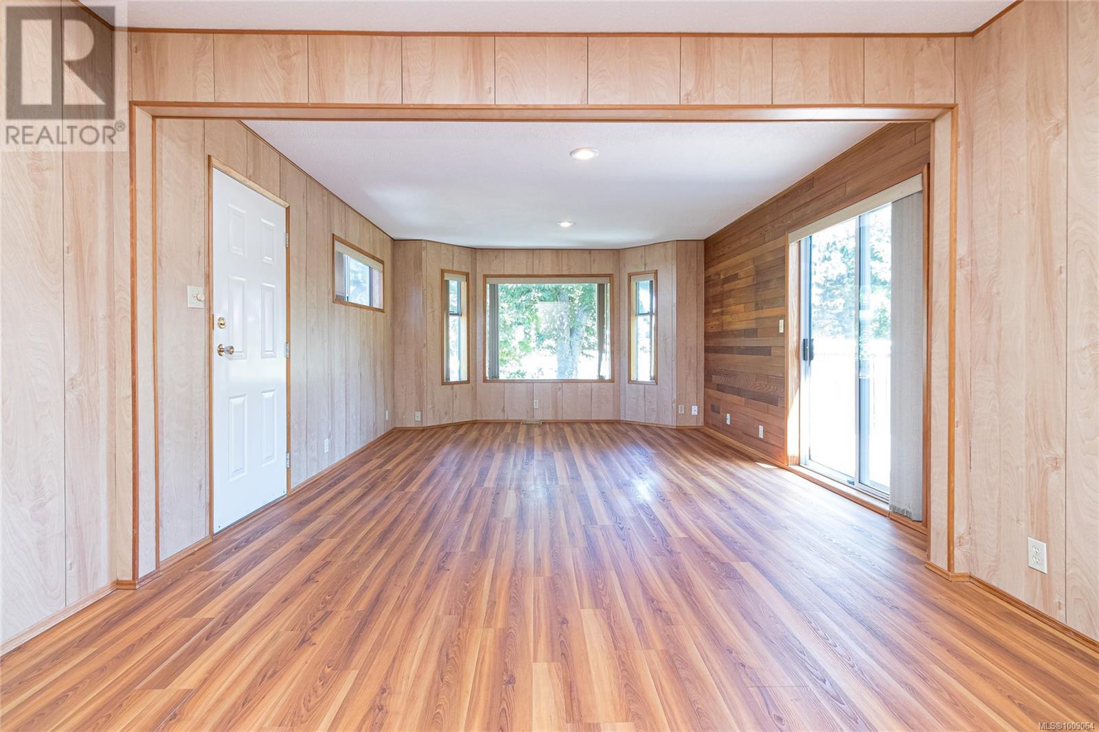 Photo 10 of 912 Burnside Rd W, Saanich BC