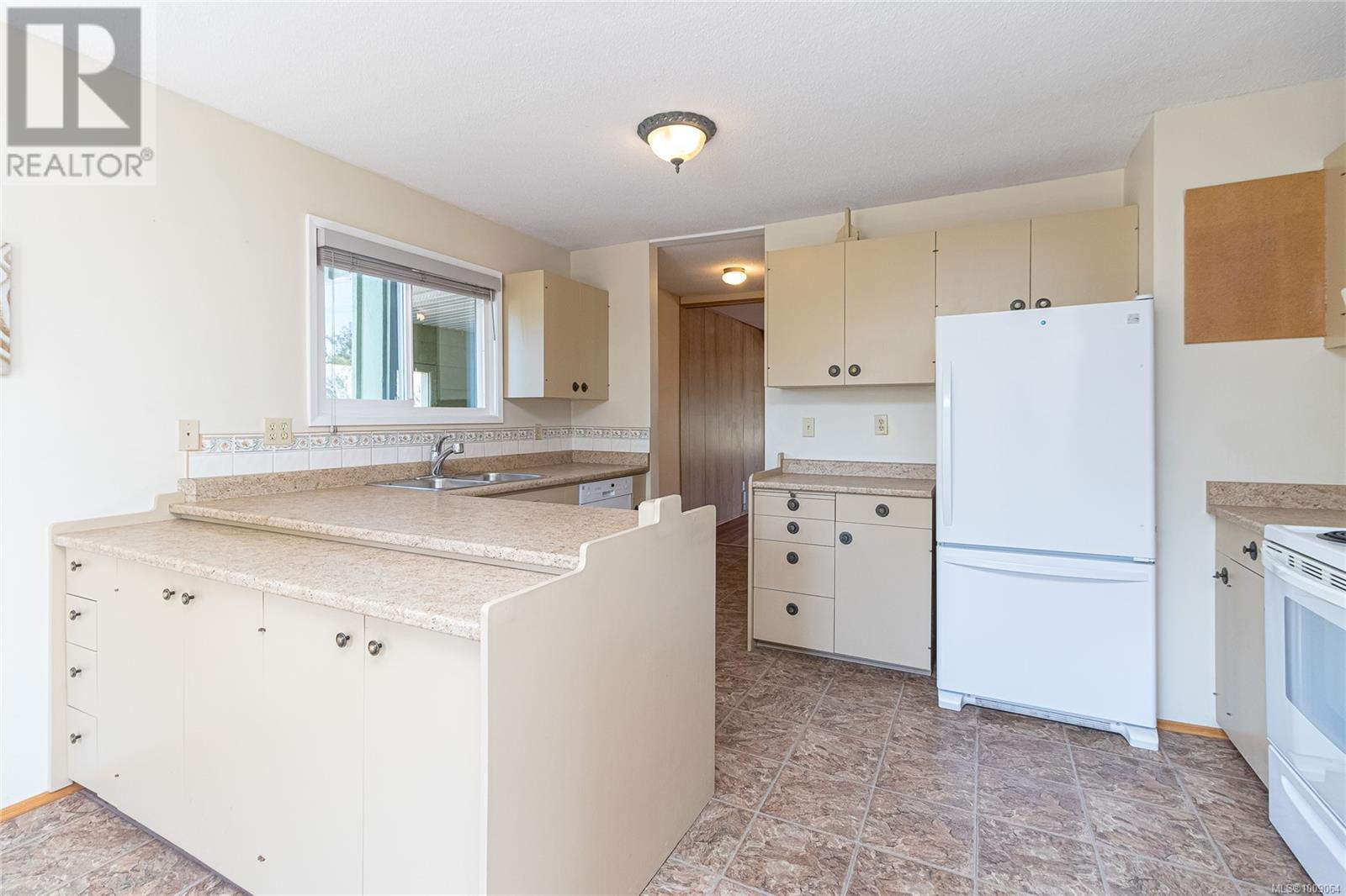 Photo 2 of 912 Burnside Rd W, Saanich BC