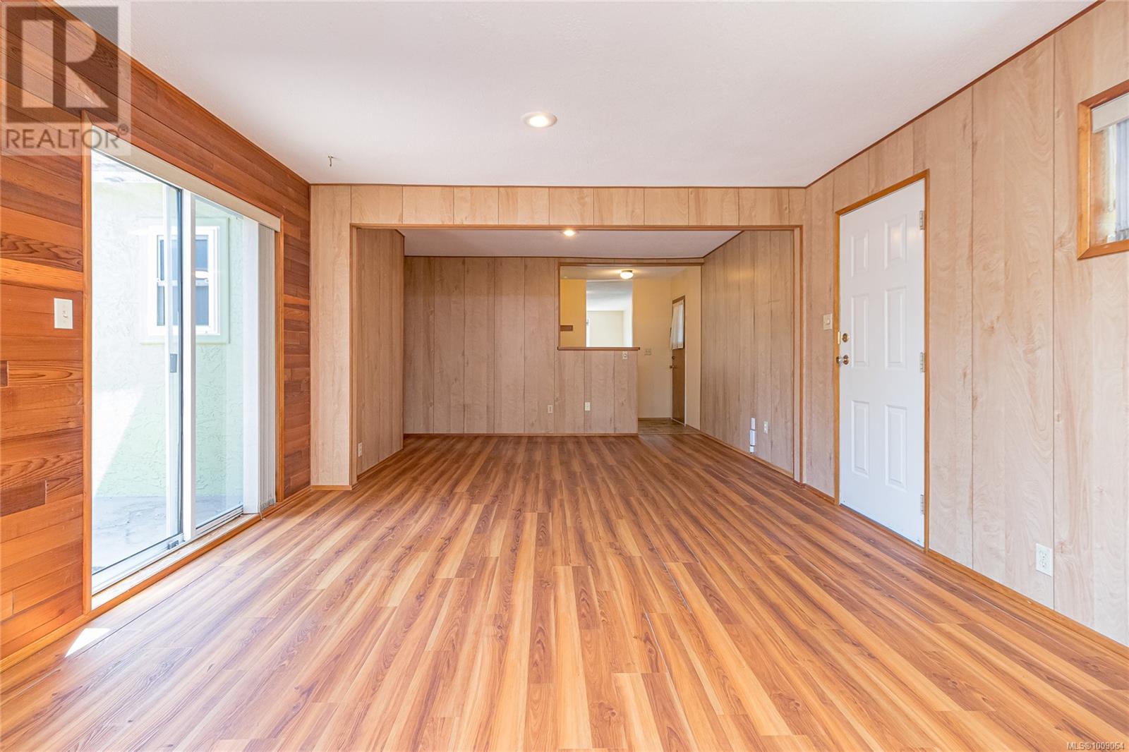Photo 12 of 912 Burnside Rd W, Saanich BC