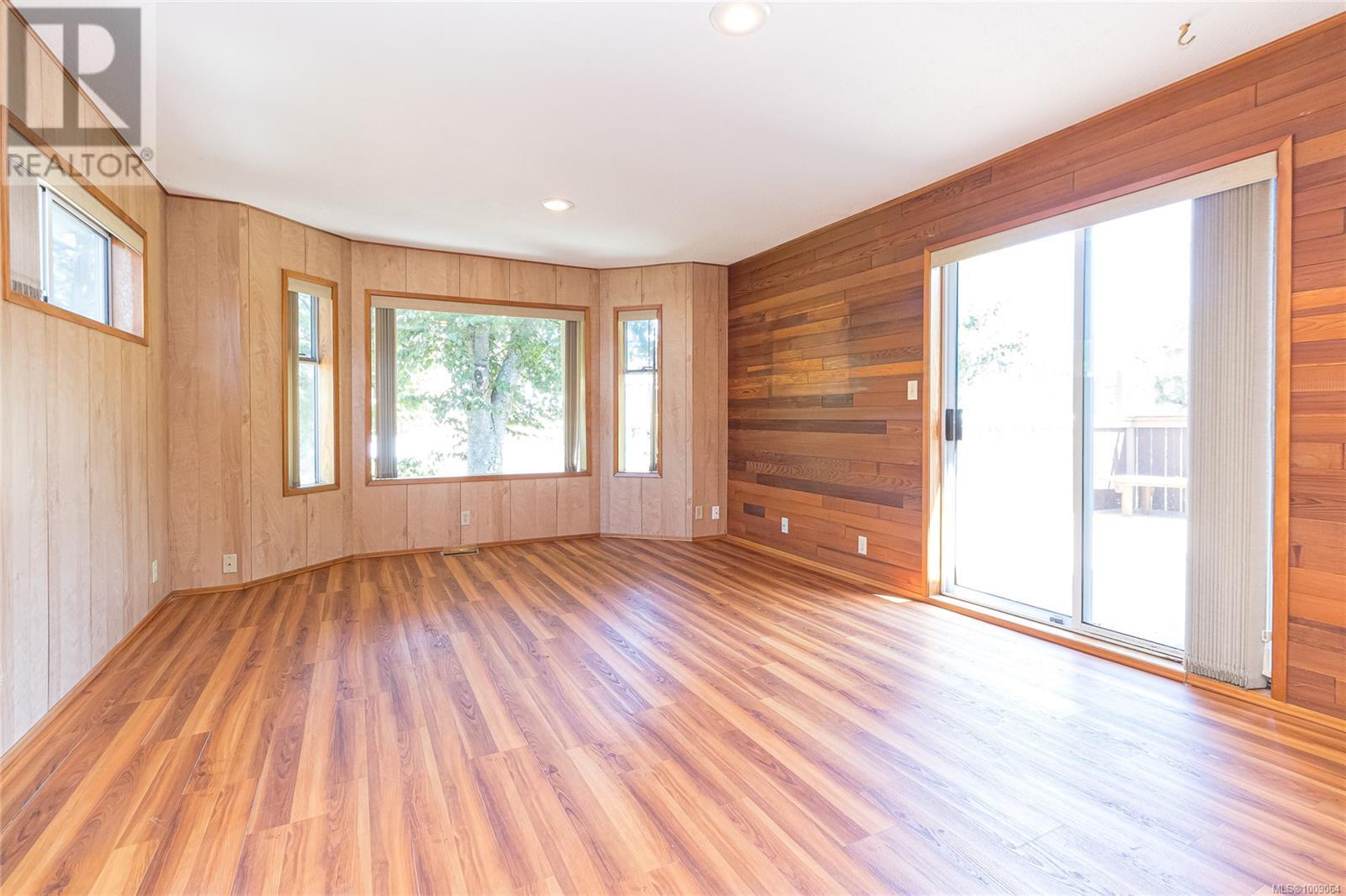 Photo 11 of 912 Burnside Rd W, Saanich BC