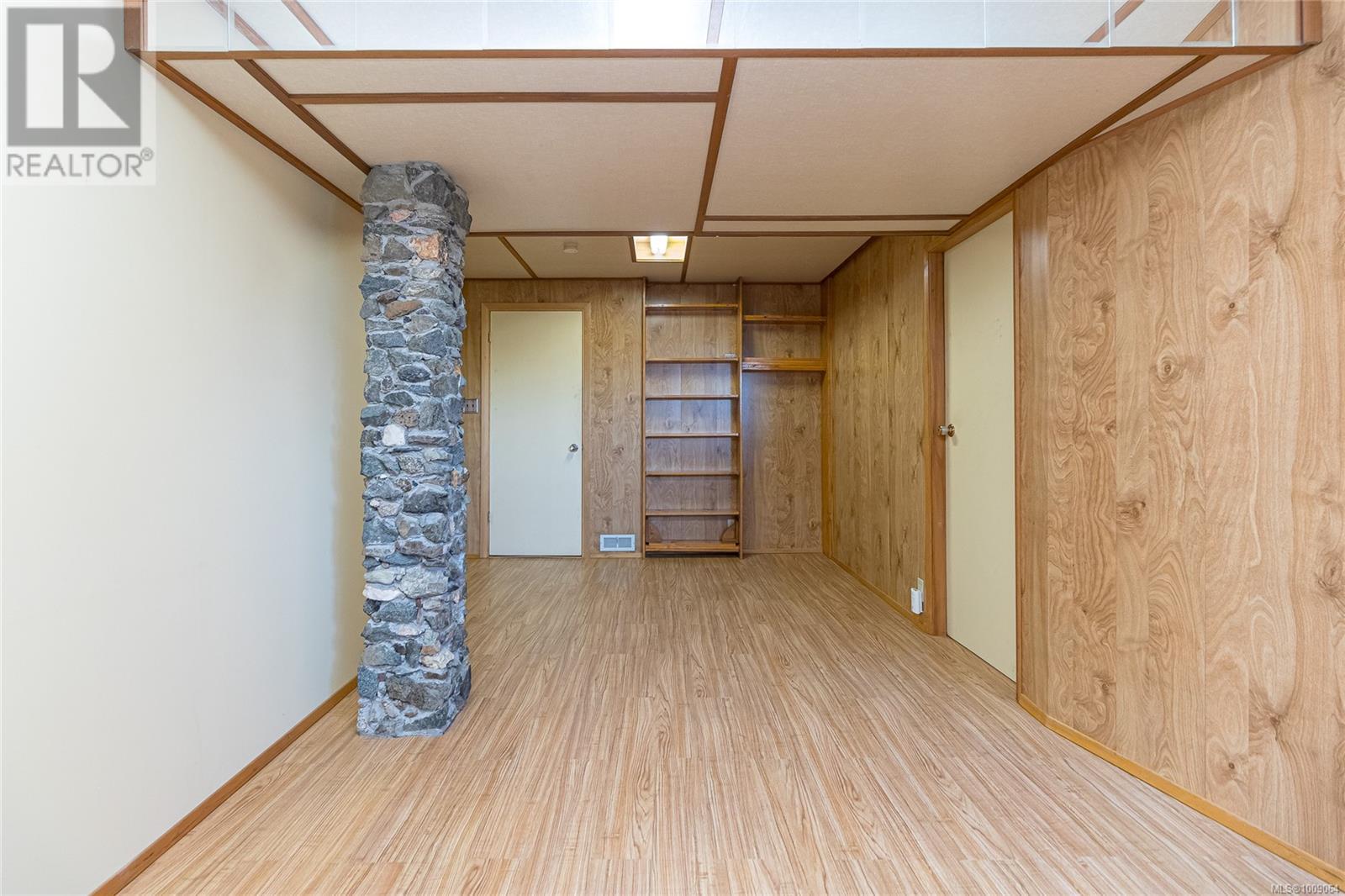 Photo 18 of 912 Burnside Rd W, Saanich BC