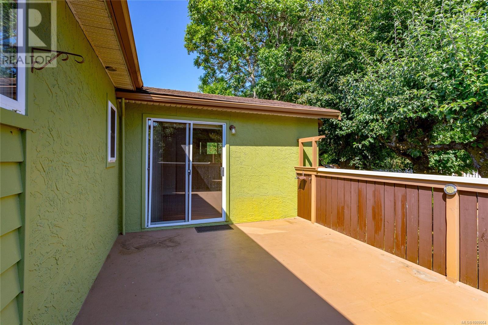 Photo 26 of 912 Burnside Rd W, Saanich BC