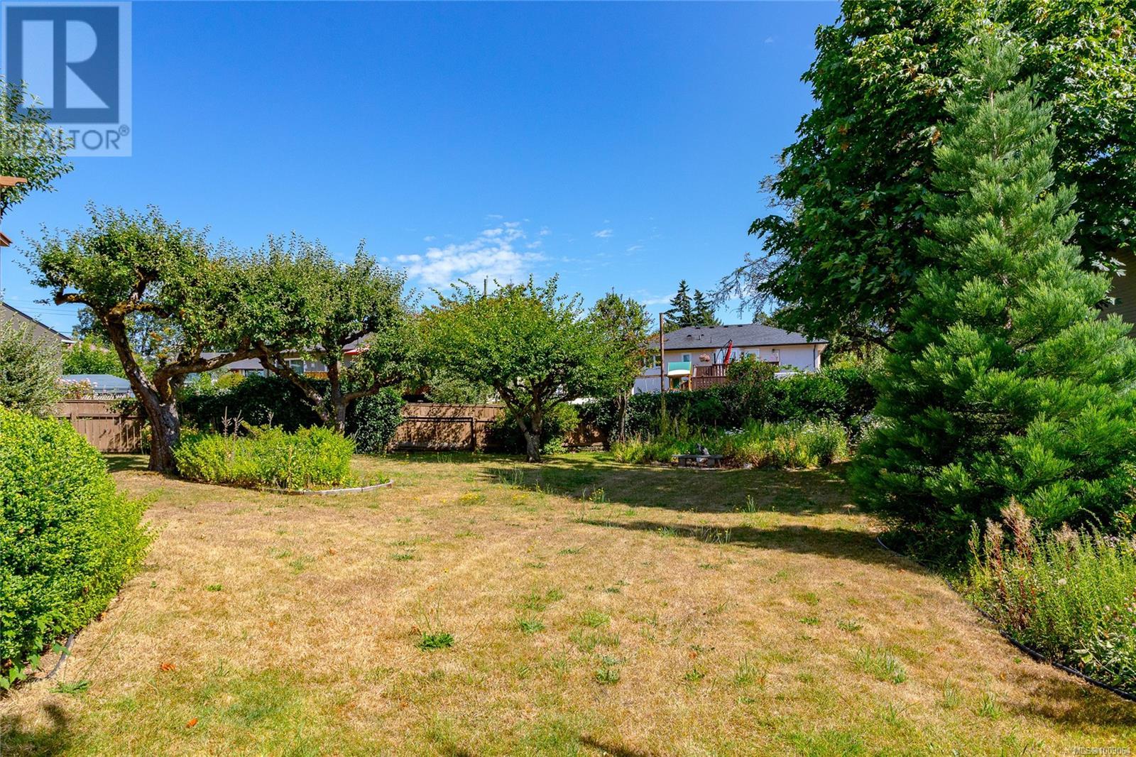 Photo 35 of 912 Burnside Rd W, Saanich BC