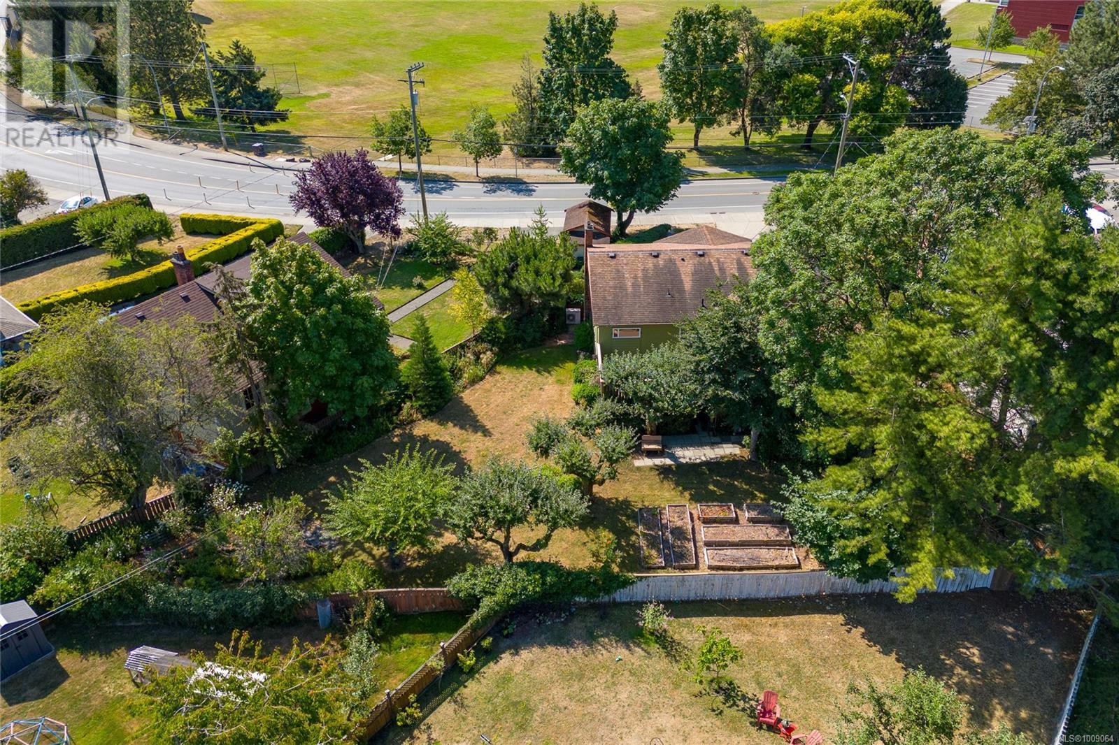 Photo 42 of 912 Burnside Rd W, Saanich BC
