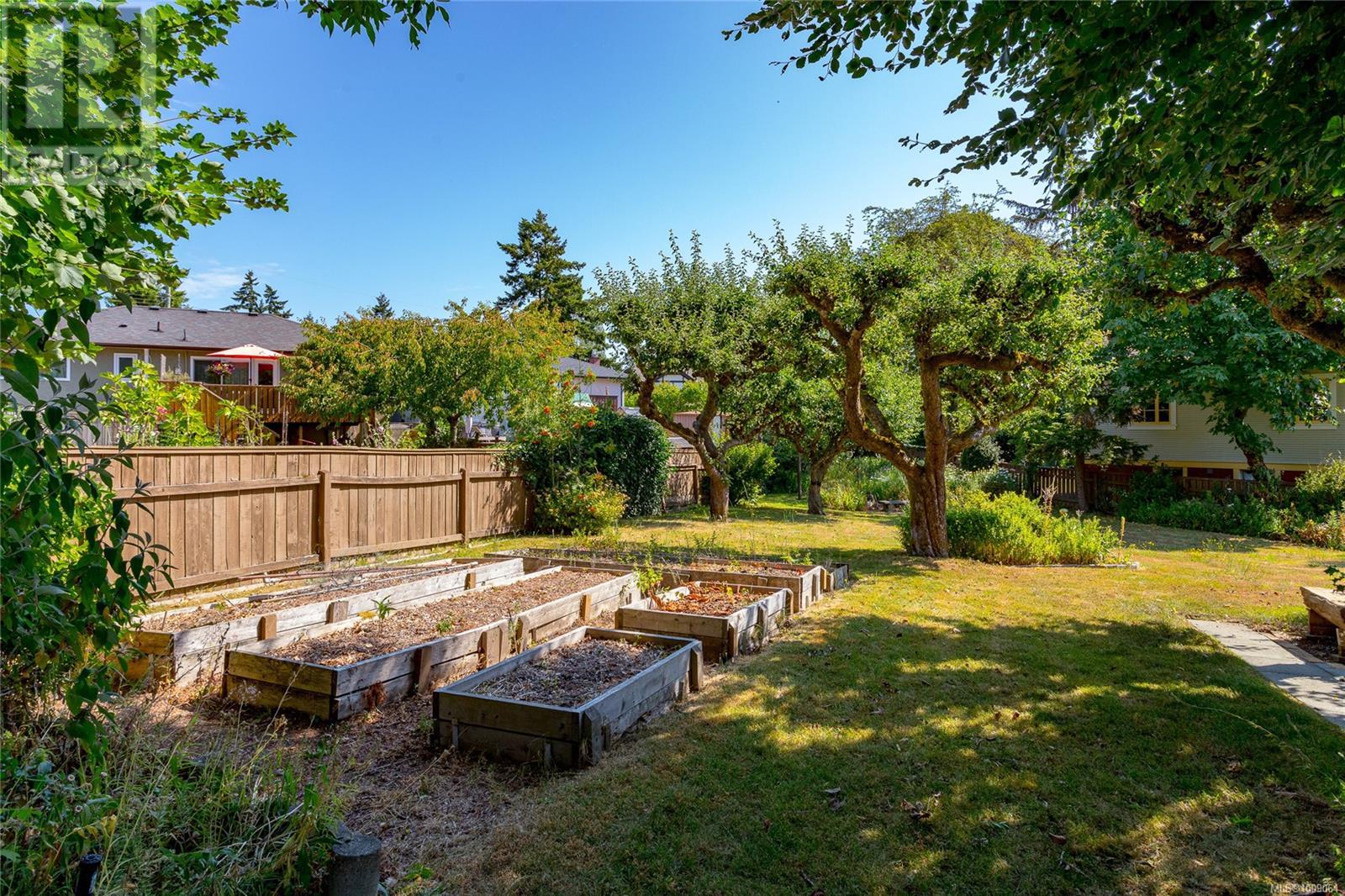 Photo 34 of 912 Burnside Rd W, Saanich BC
