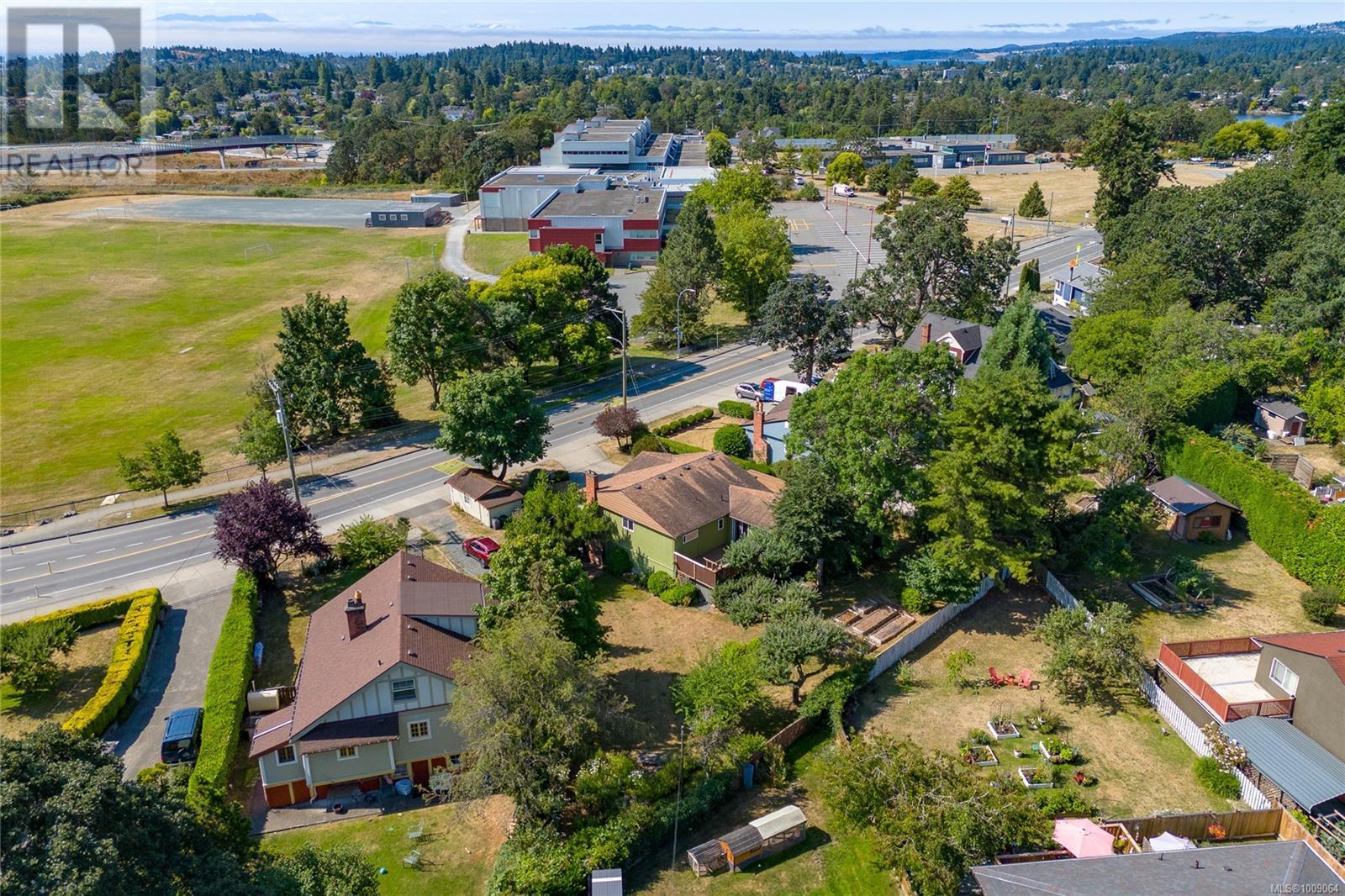 Photo 40 of 912 Burnside Rd W, Saanich BC