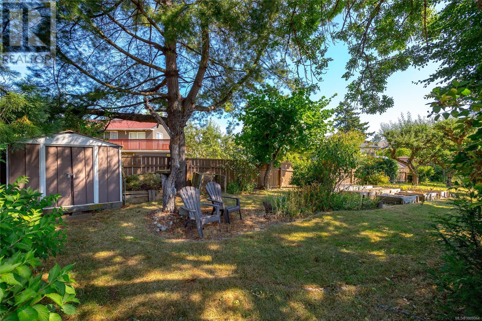 Photo 33 of 912 Burnside Rd W, Saanich BC