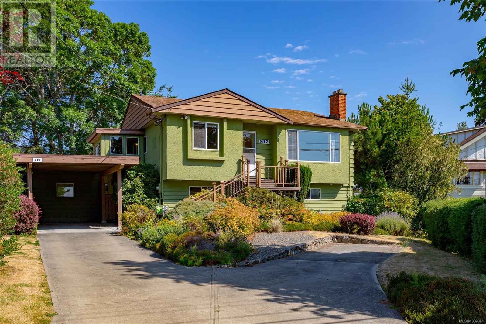 Photo 38 of 912 Burnside Rd W, Saanich BC