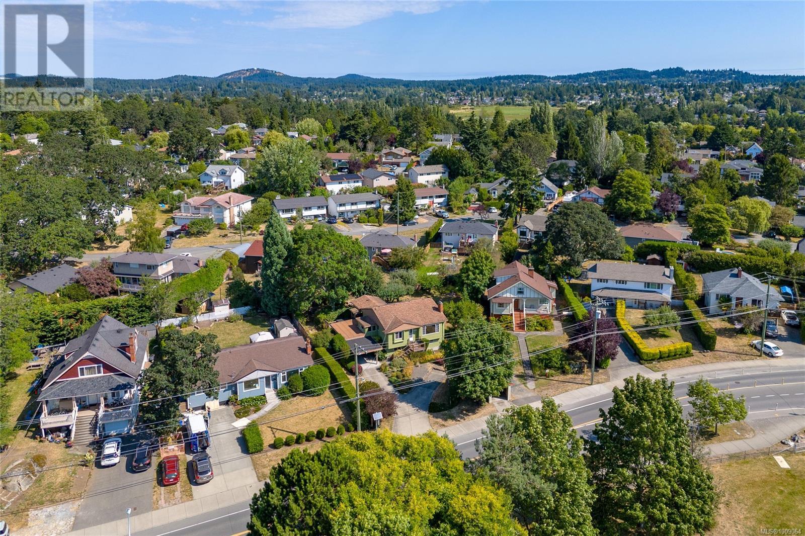 Photo 39 of 912 Burnside Rd W, Saanich BC