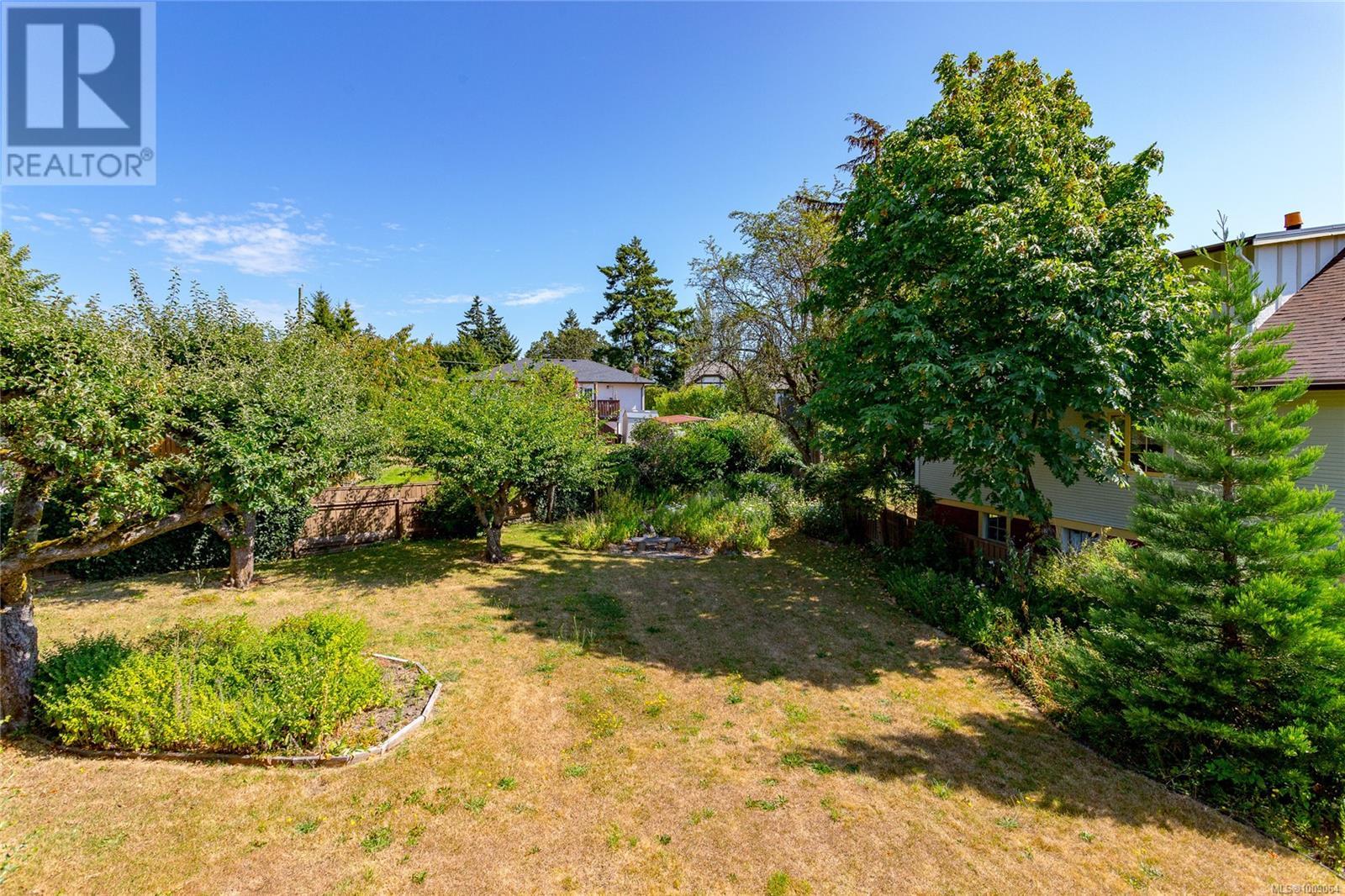 Photo 32 of 912 Burnside Rd W, Saanich BC