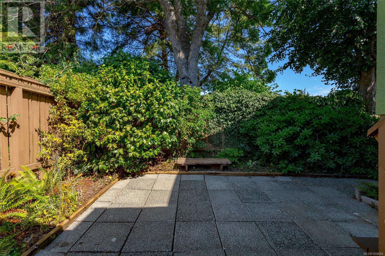 Photo 28 of 912 Burnside Rd W, Saanich BC