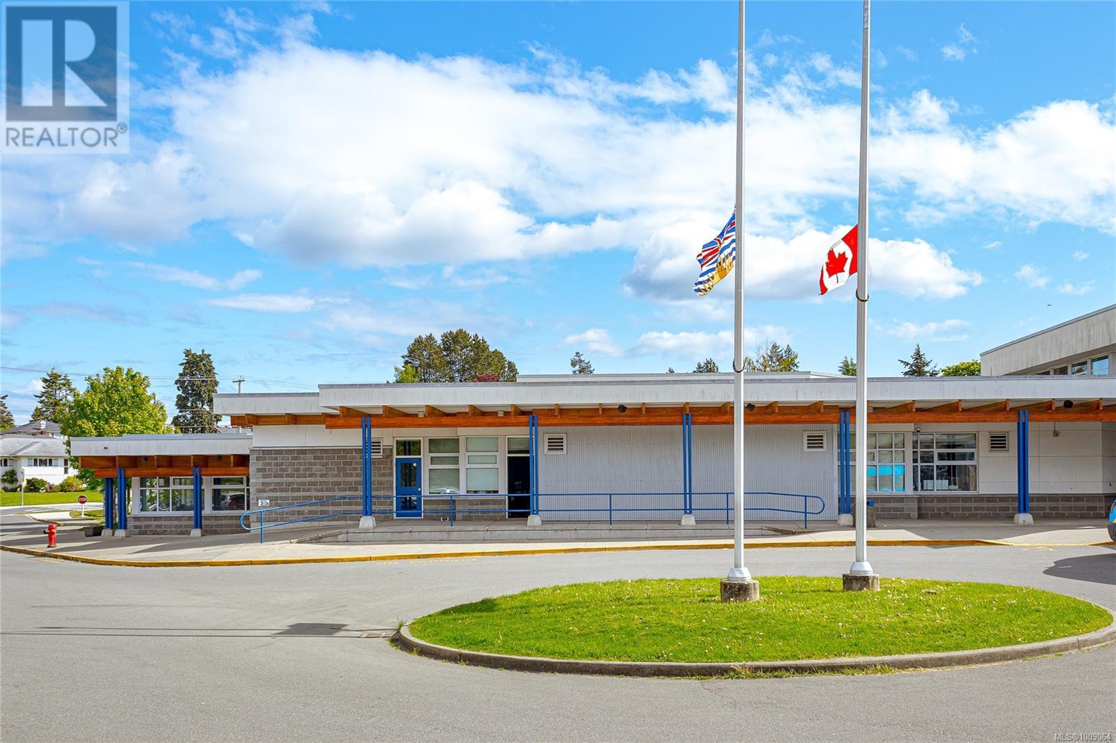 Photo 46 of 912 Burnside Rd W, Saanich BC