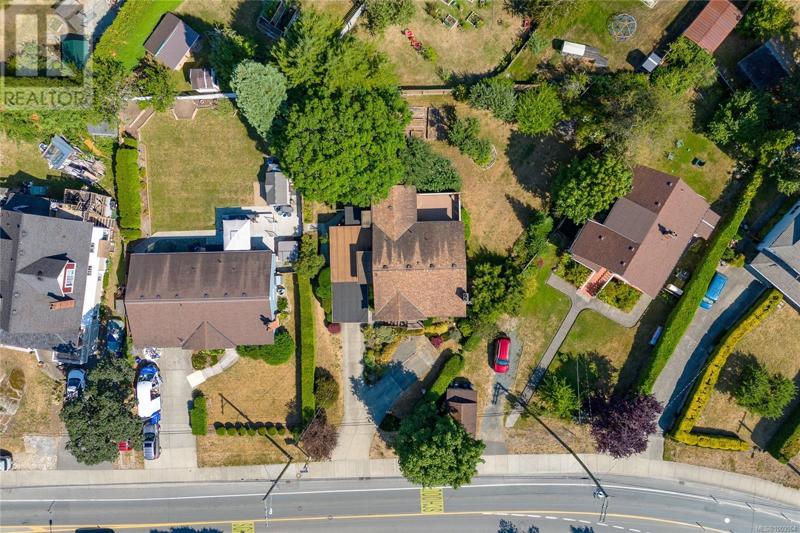 Photo 41 of 912 Burnside Rd W, Saanich BC