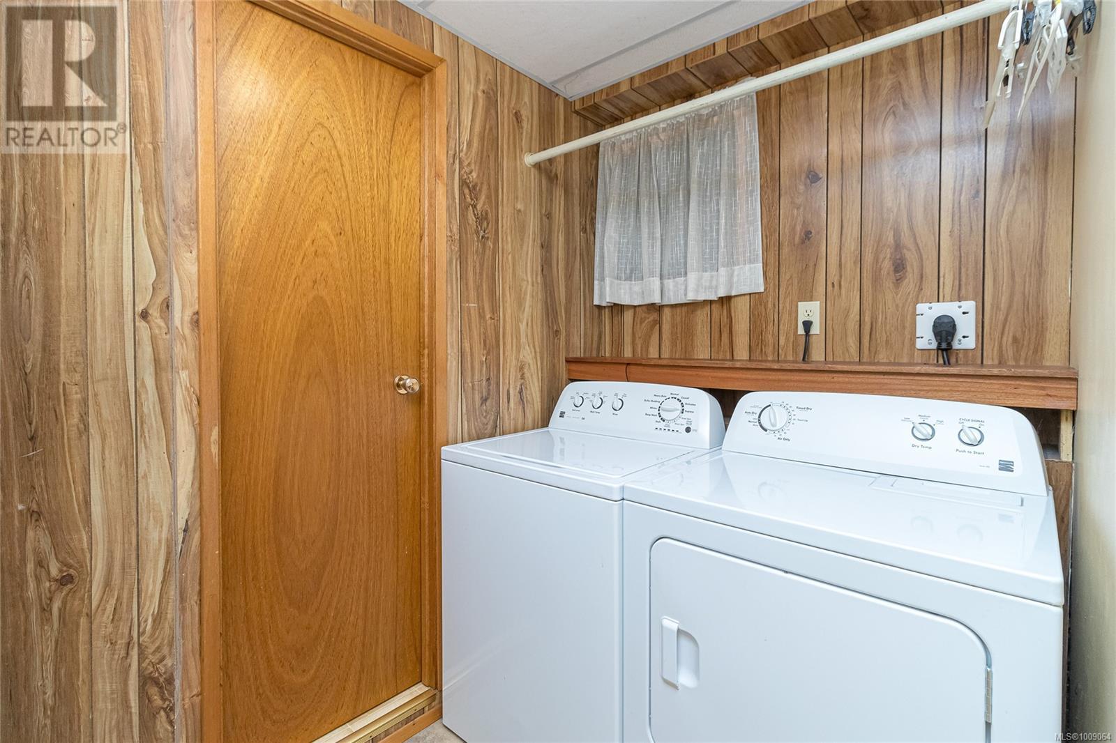 Photo 23 of 912 Burnside Rd W, Saanich BC