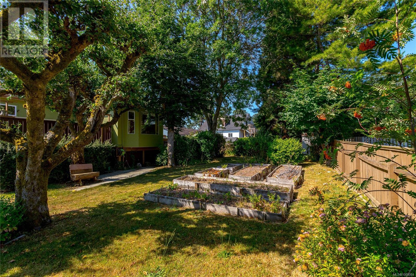 Photo 31 of 912 Burnside Rd W, Saanich BC