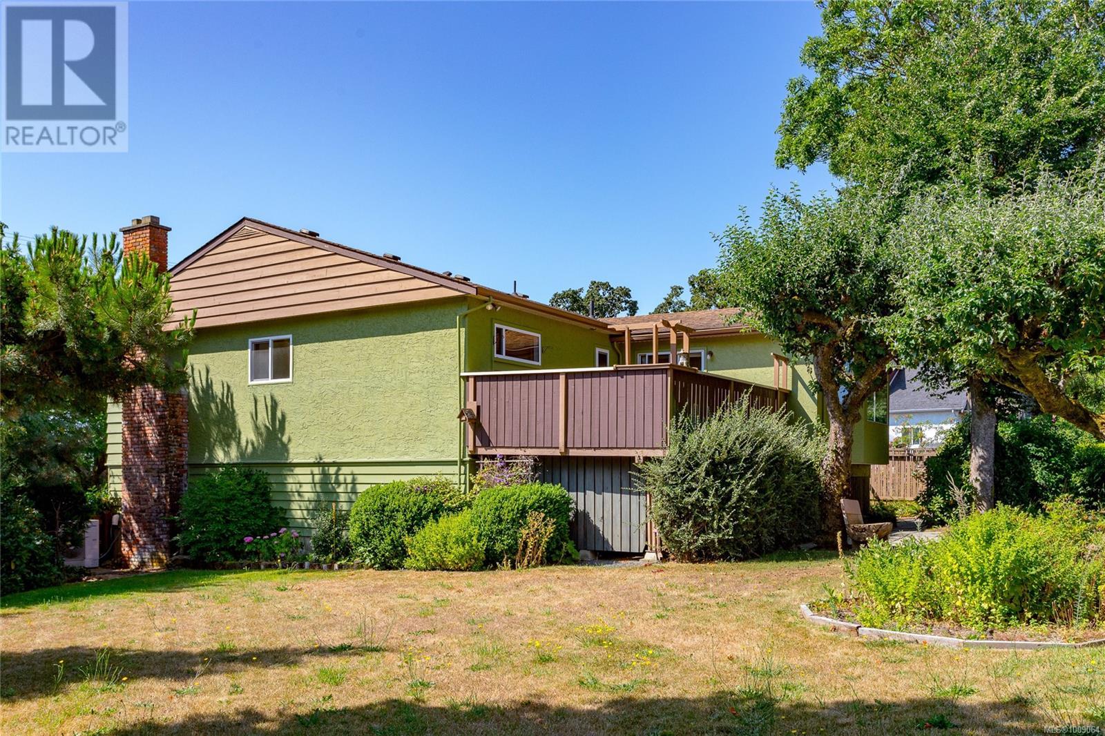 Photo 37 of 912 Burnside Rd W, Saanich BC