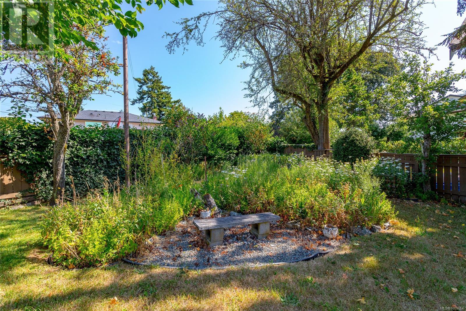 Photo 36 of 912 Burnside Rd W, Saanich BC