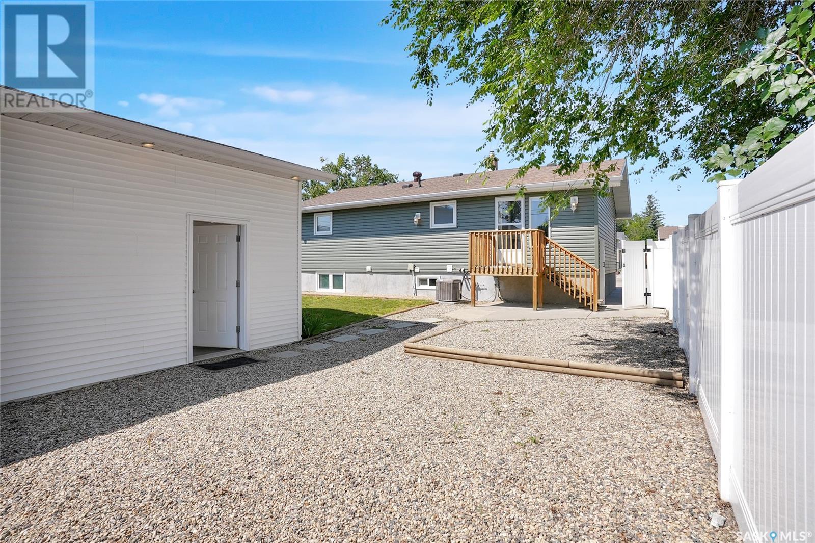 Photo 35 of 1107 Montgomery Street, Moose Jaw SK