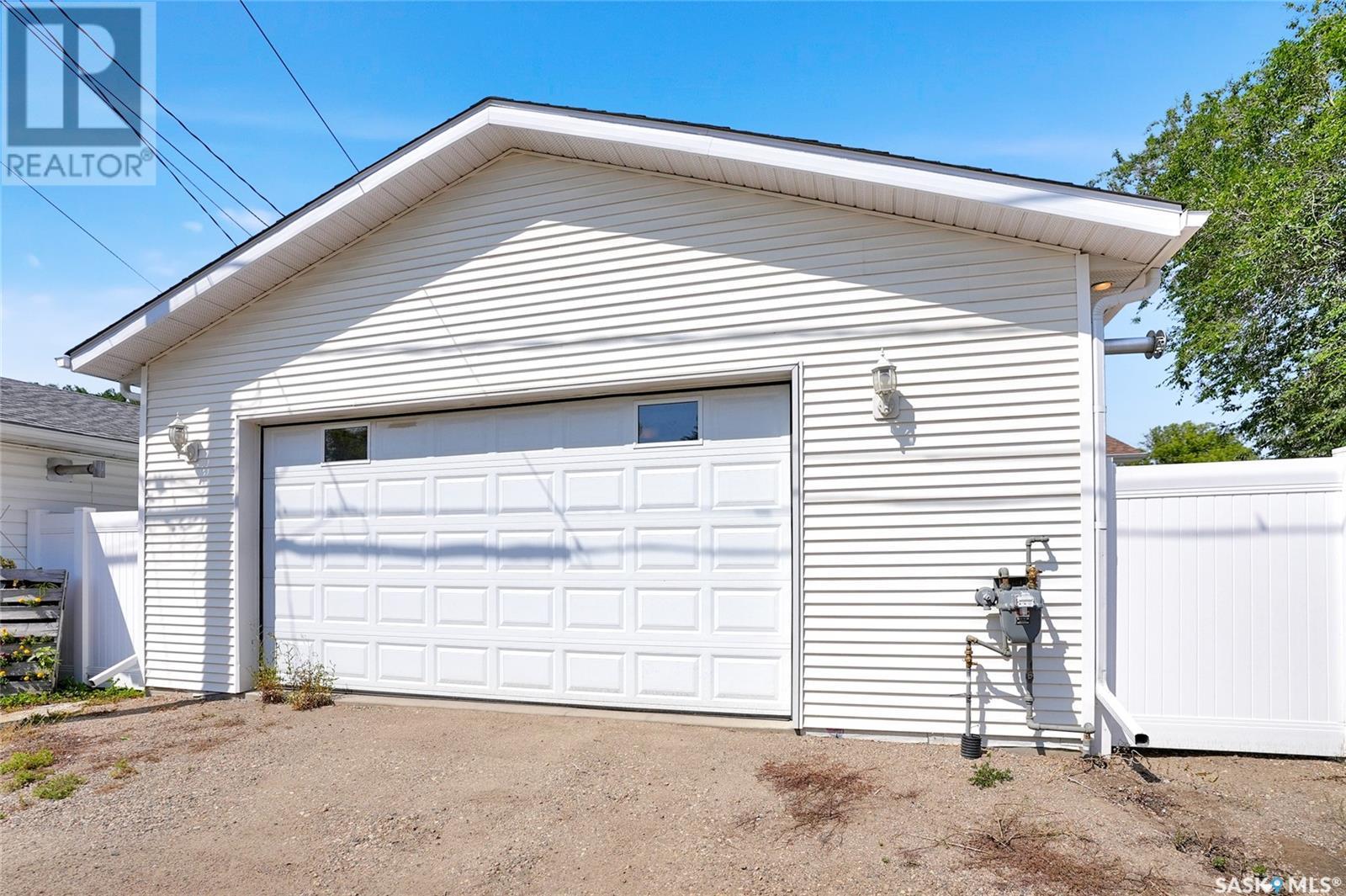 Photo 8 of 1107 Montgomery Street, Moose Jaw SK