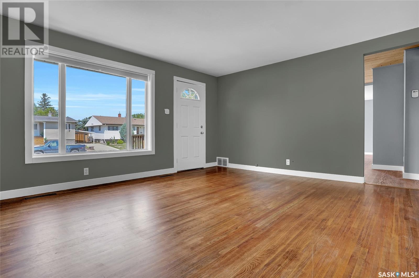 Photo 2 of 1107 Montgomery Street, Moose Jaw SK