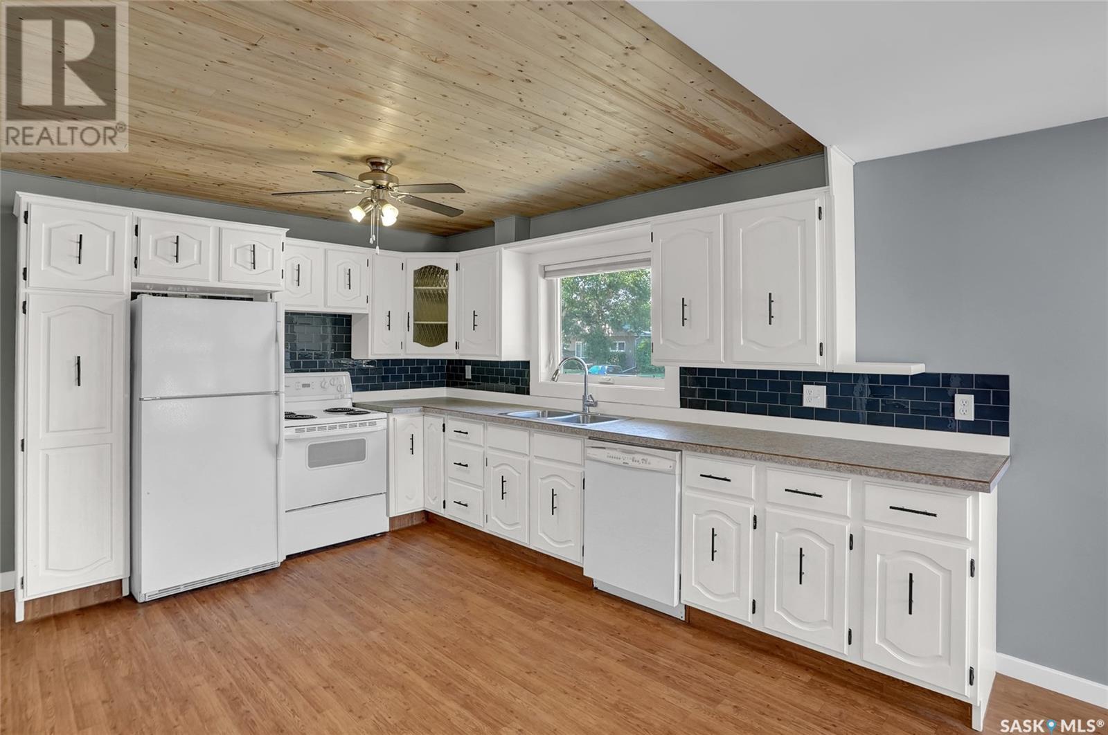 Photo 4 of 1107 Montgomery Street, Moose Jaw SK