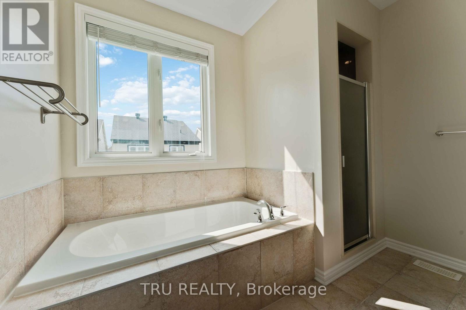 Photo 23 of 352 Meadowbreeze Drive, Ottawa ON