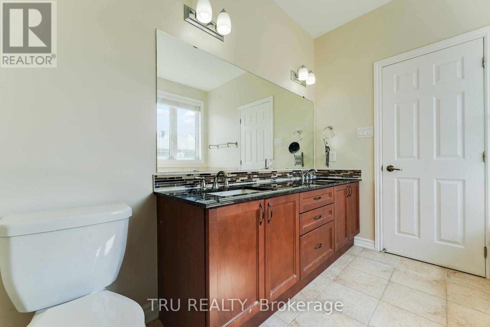 Photo 24 of 352 Meadowbreeze Drive, Ottawa ON