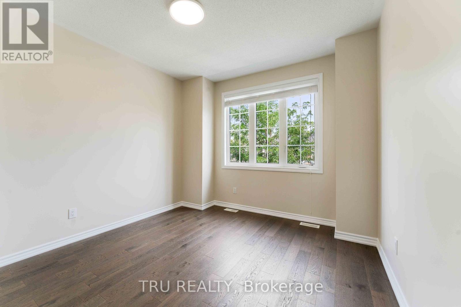 Photo 27 of 352 Meadowbreeze Drive, Ottawa ON