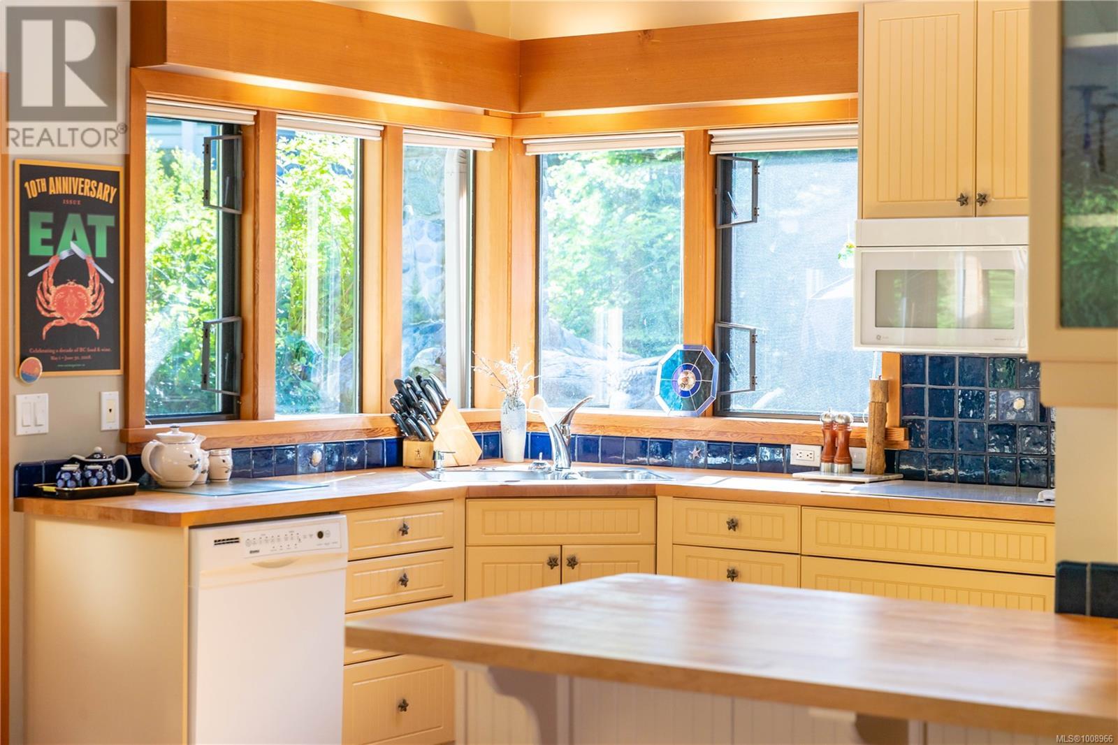 1180 Lynn Rd, Tofino
