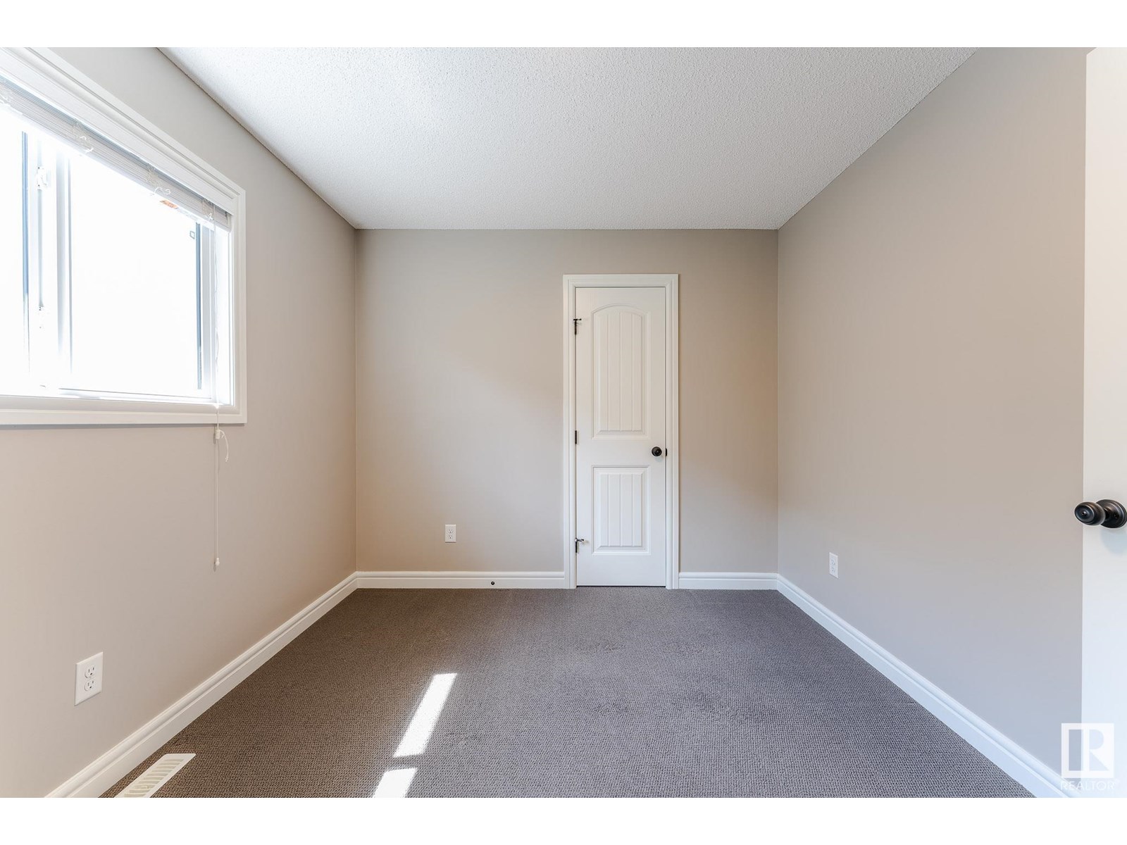 Photo 13 of 2448 Glenridding Bv Sw, Edmonton AB