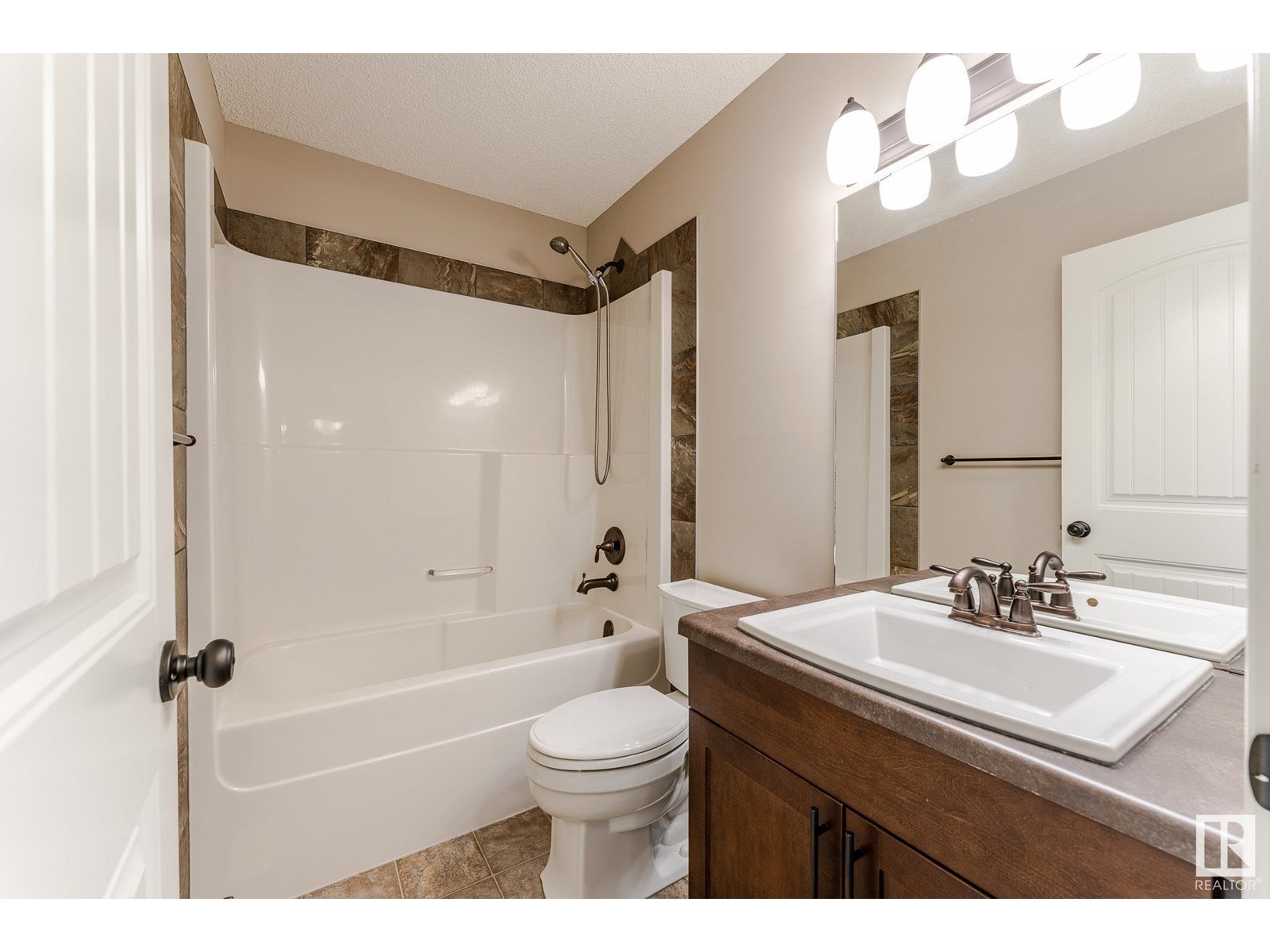 Photo 16 of 2448 Glenridding Bv Sw, Edmonton AB