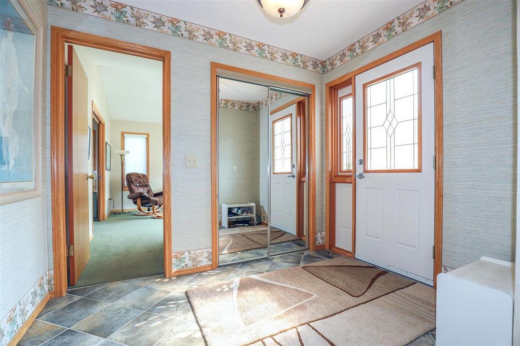Photo 4 of 10 134 Southbridge Drive, Winnipeg MB