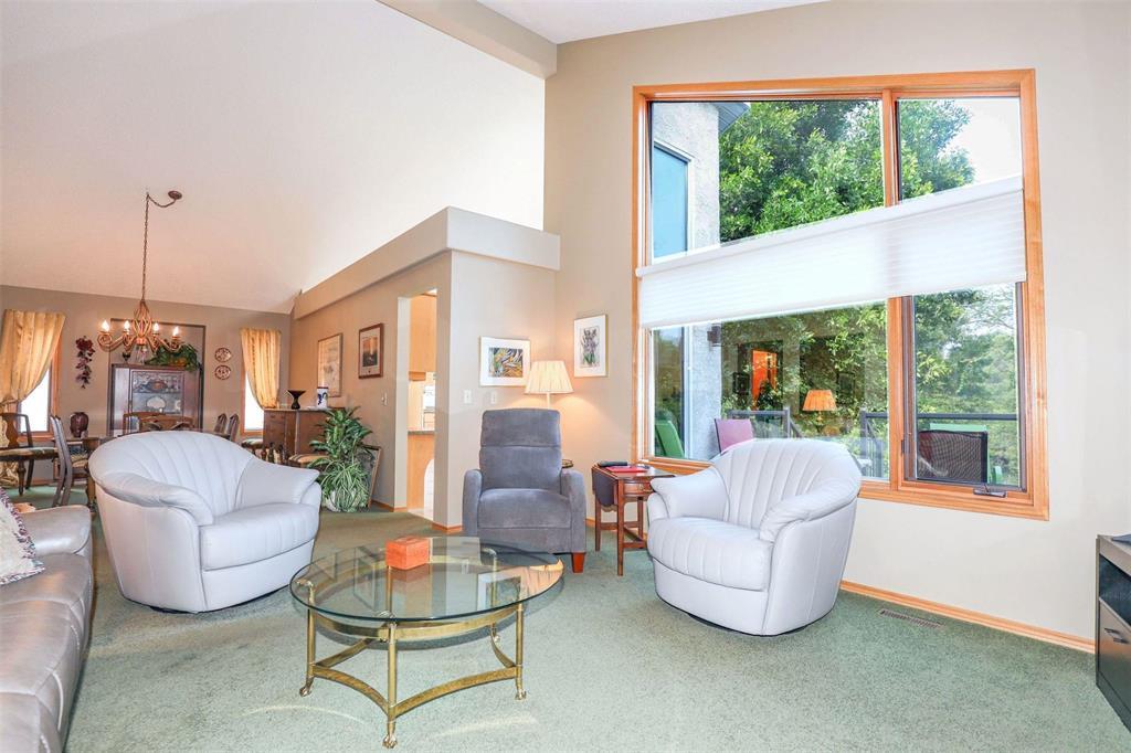 Photo 8 of 10 134 Southbridge Drive, Winnipeg MB