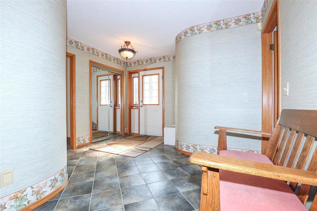 Photo 5 of 10 134 Southbridge Drive, Winnipeg MB