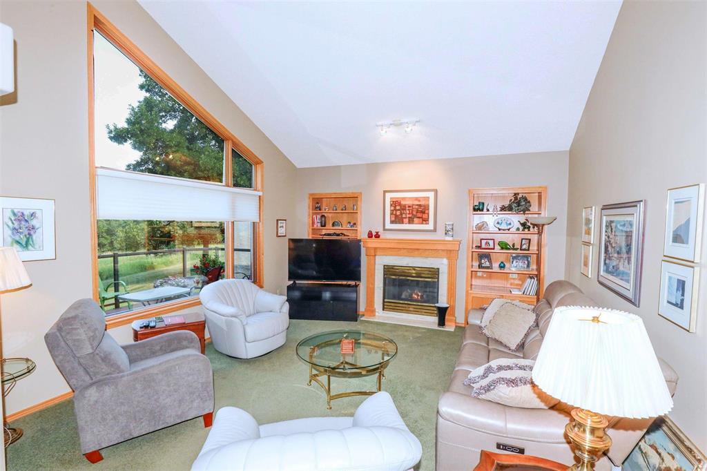 Photo 7 of 10 134 Southbridge Drive, Winnipeg MB