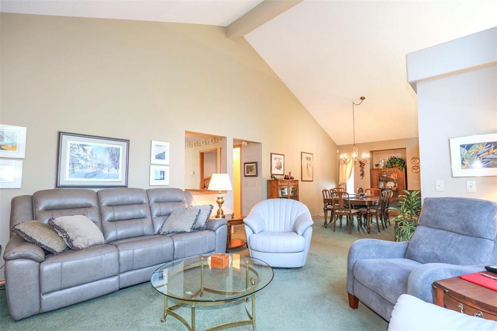 Photo 9 of 10 134 Southbridge Drive, Winnipeg MB