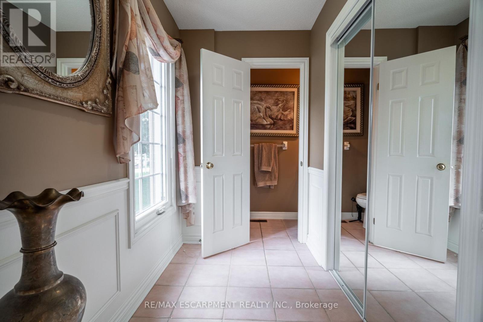 Photo 11 of 89 Meadowlands Boulevard, Hamilton ON