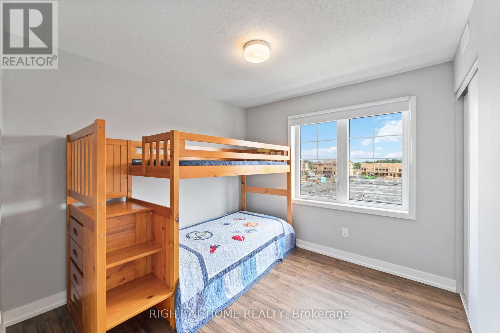 https://ddfcdn.realtor.ca/listing/TS638896475626600000/reb76/highres/8/x12251218_18.jpg