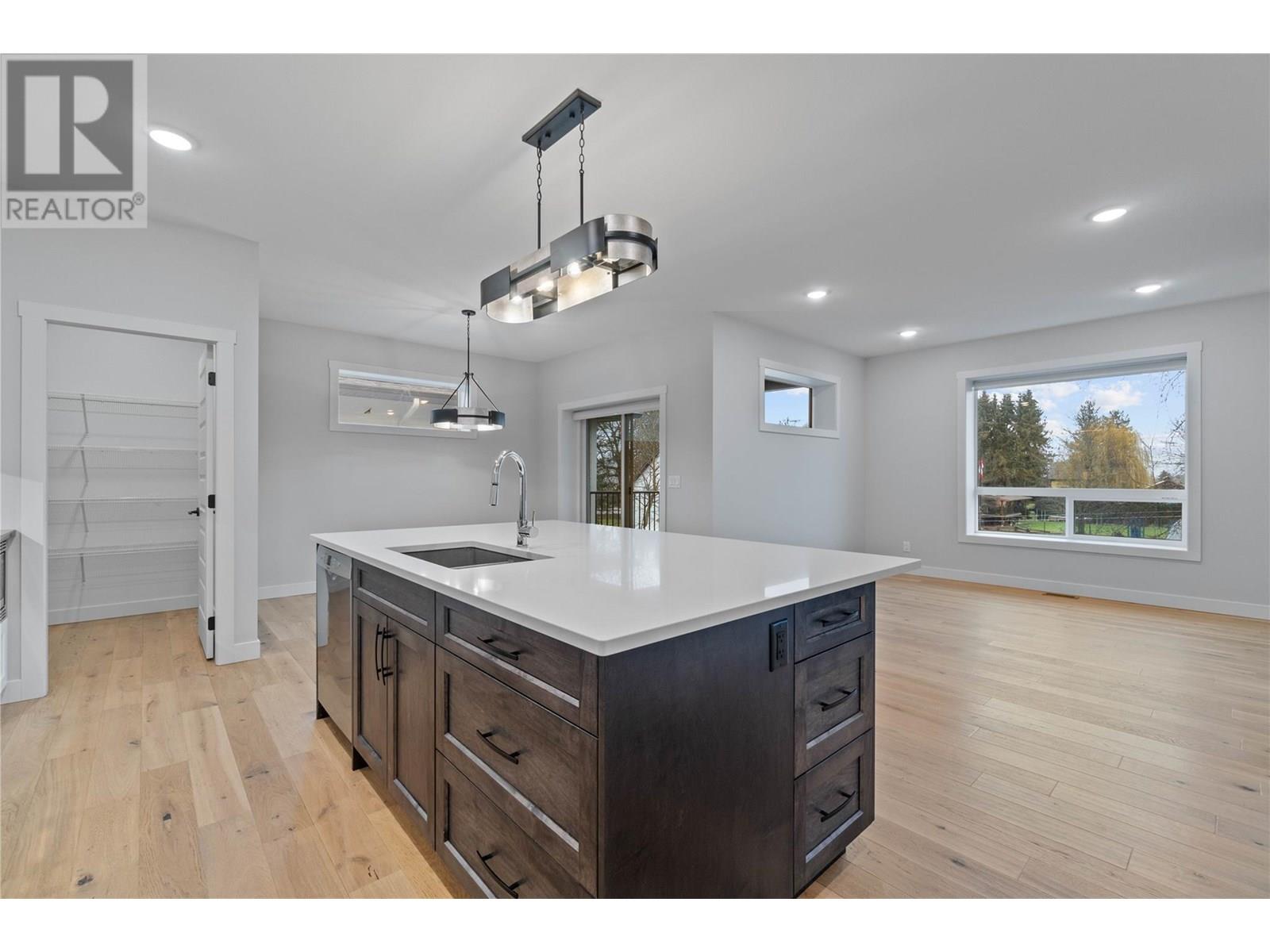 Photo 2 of 1840 10 Street Sw Unit 7, Salmon Arm BC