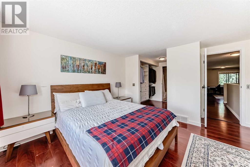 Single Family House 4 Level for Sale in  Point Mckay Grove NW Point McKay Calgary 