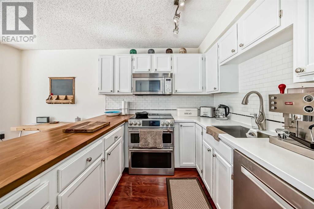 Single Family House 4 Level for Sale in  Point Mckay Grove NW Point McKay Calgary 
