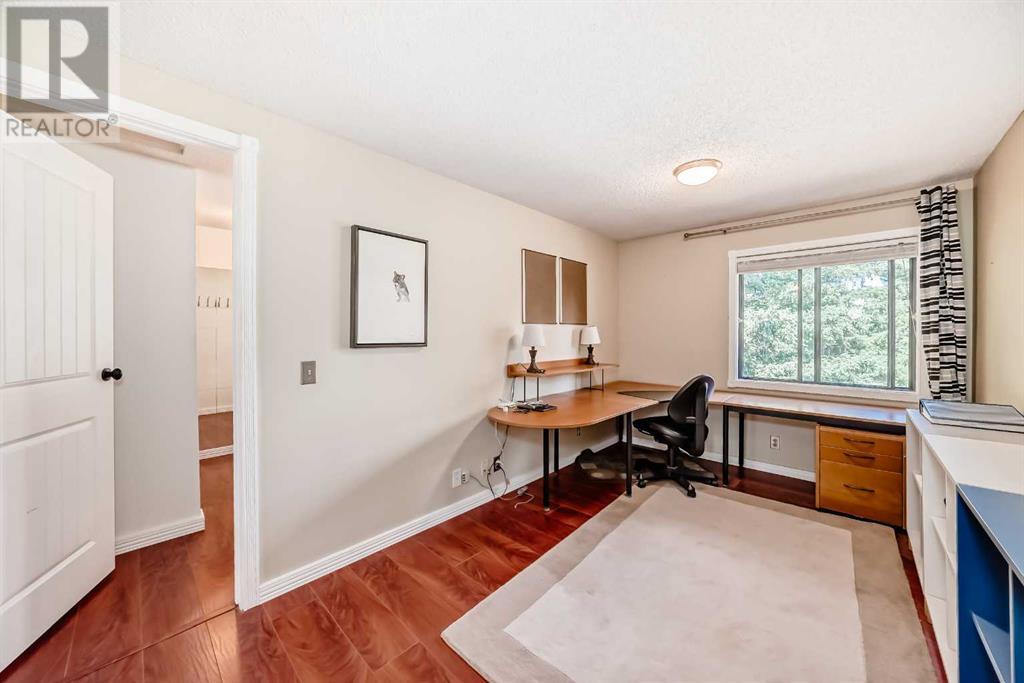Single Family House 4 Level for Sale in  Point Mckay Grove NW Point McKay Calgary 
