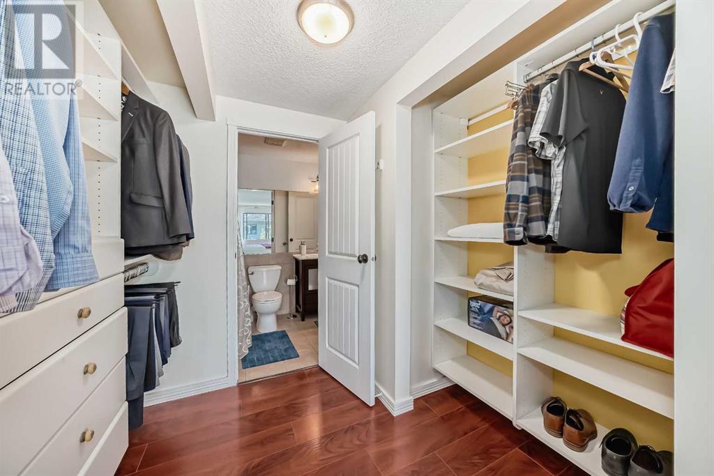 Single Family House 4 Level for Sale in  Point Mckay Grove NW Point McKay Calgary 