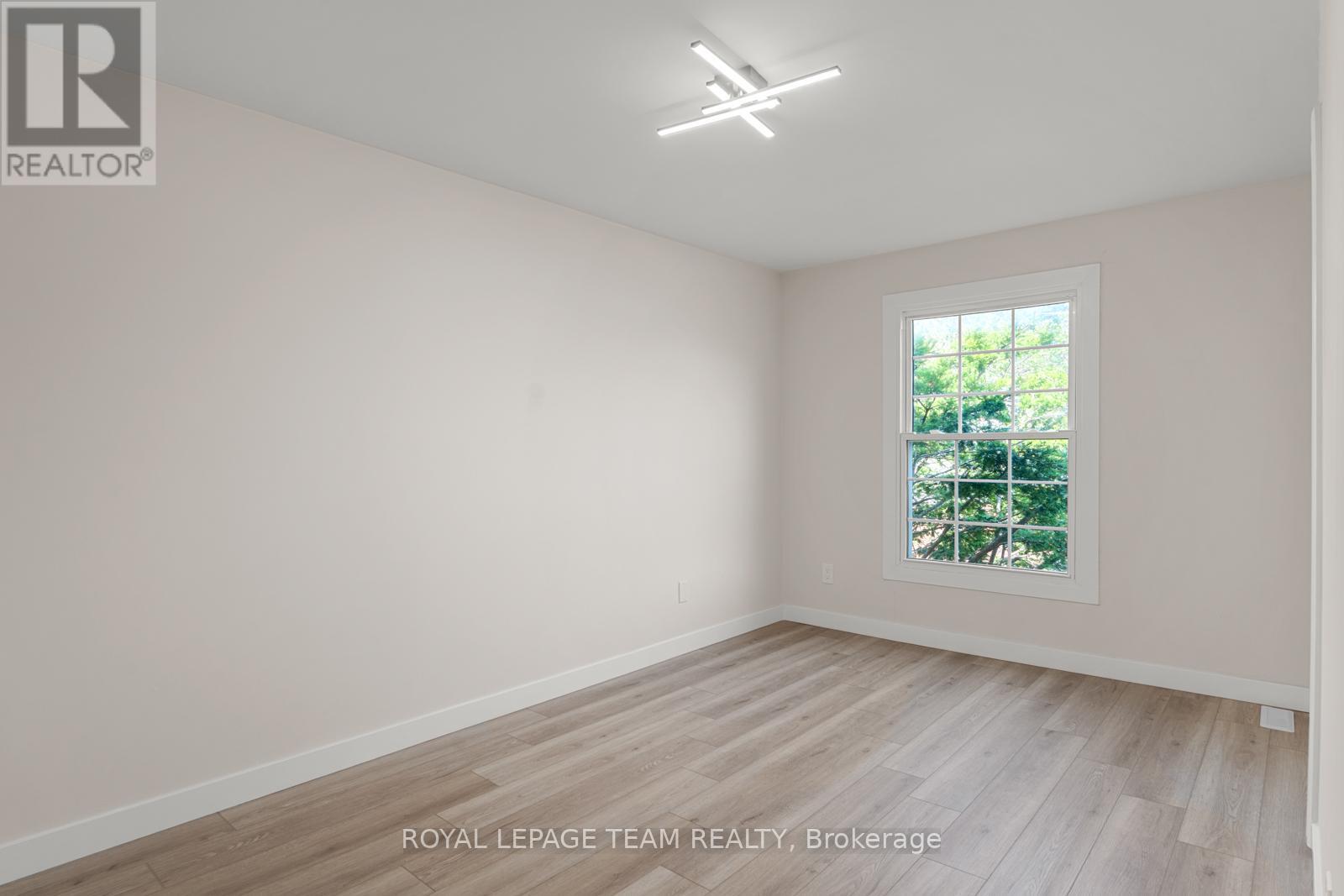 Photo 12 of 54 Greenboro Crescent, Ottawa ON