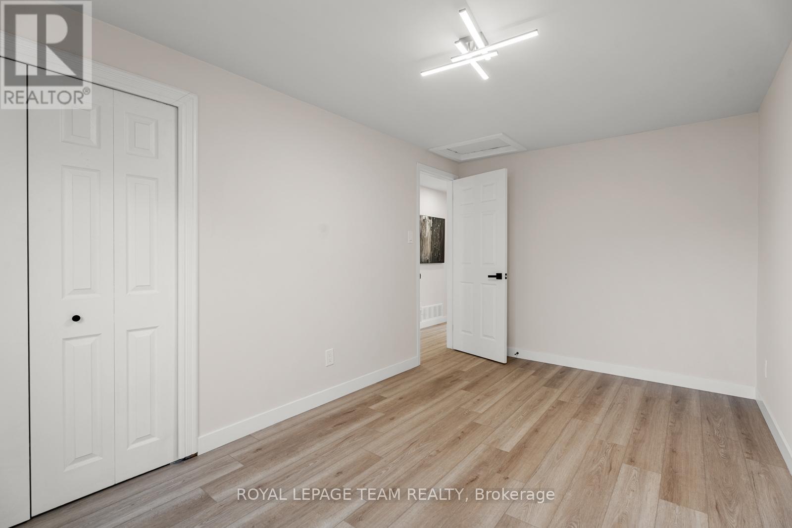 Photo 4 of 54 Greenboro Crescent, Ottawa ON