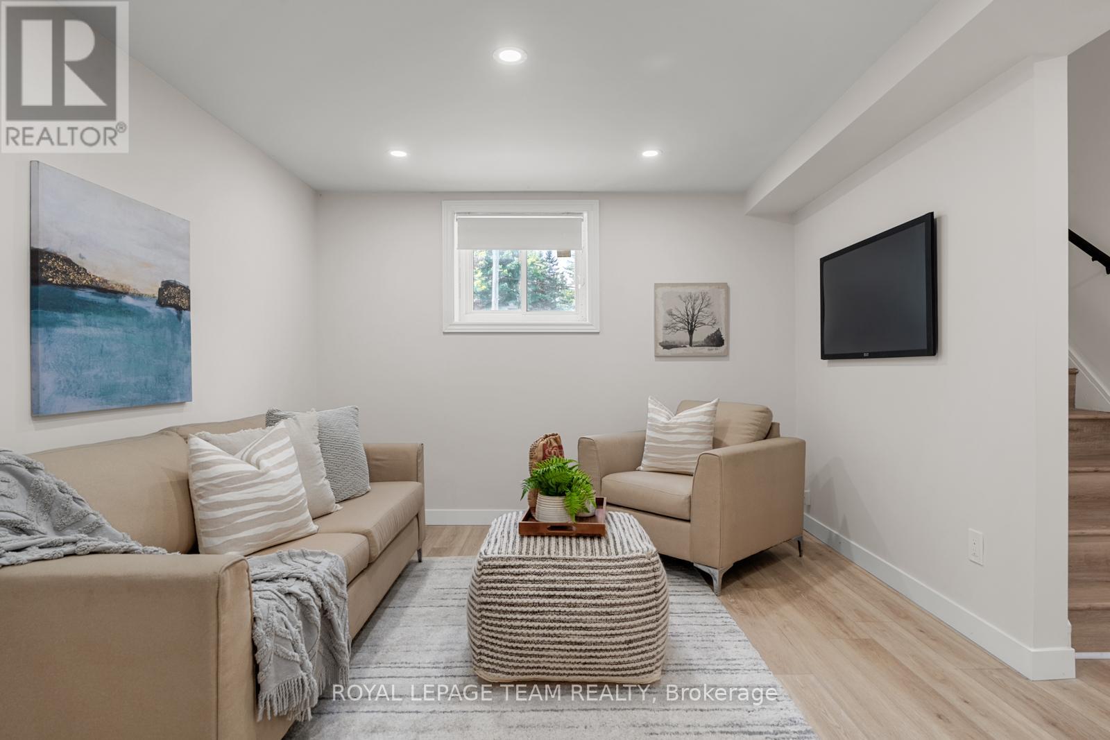 Photo 15 of 54 Greenboro Crescent, Ottawa ON