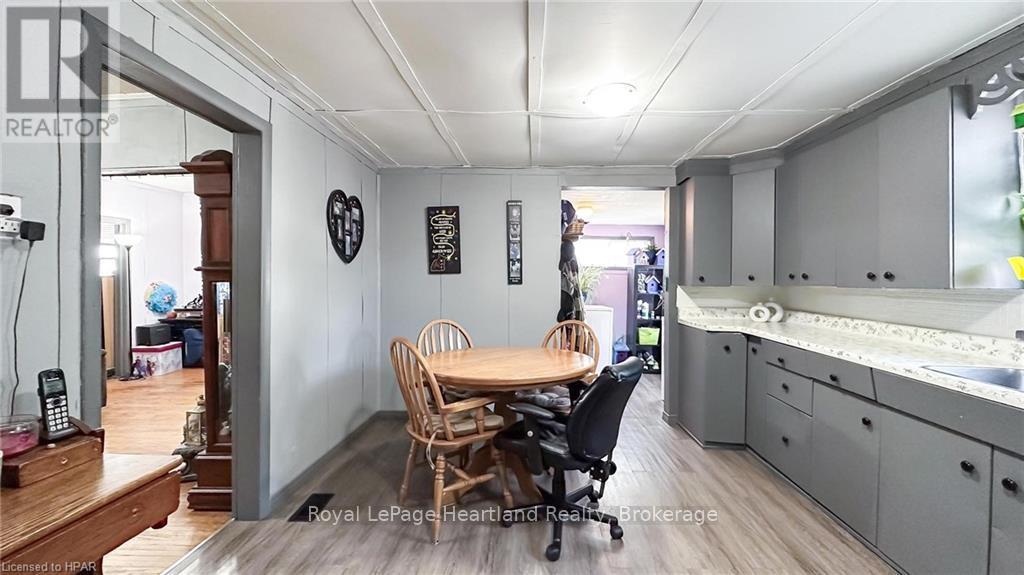 Photo 8 of 3064 Patrick Street, Howick ON