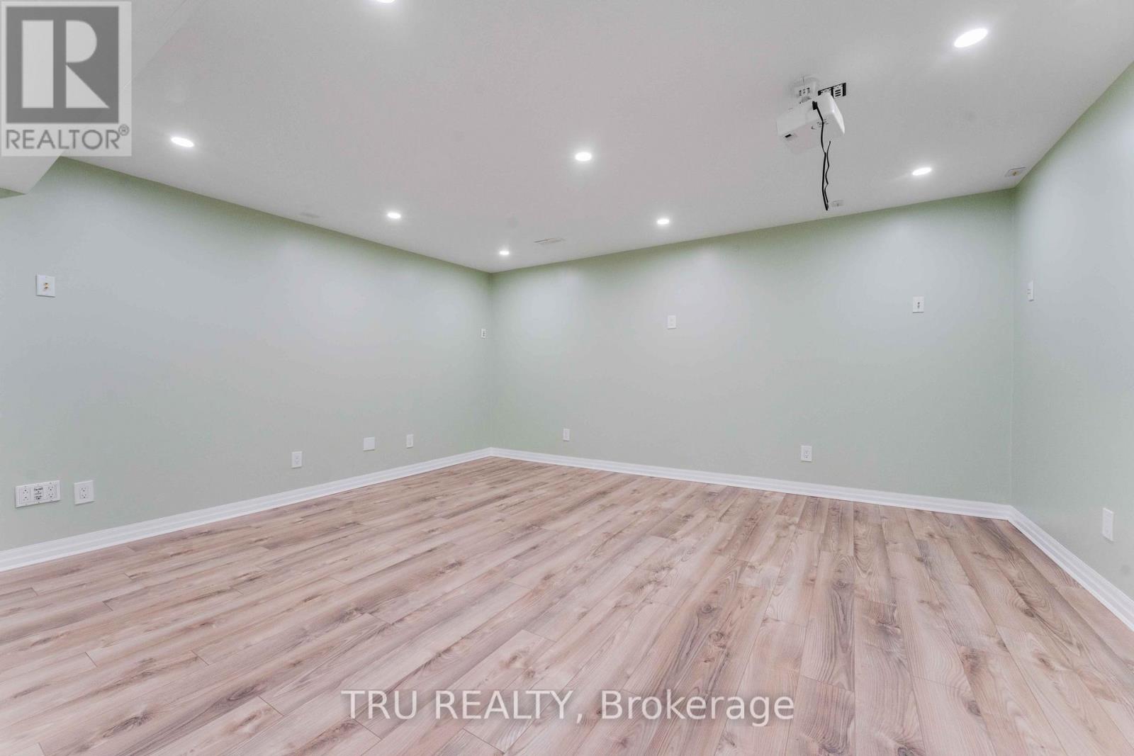 Photo 40 of 352 Meadowbreeze Drive, Ottawa ON