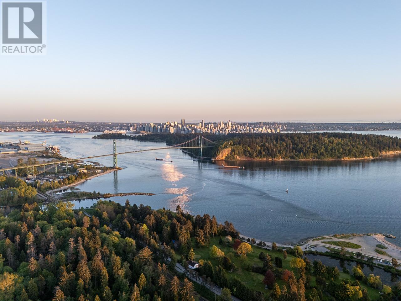 1075 ESPLANADE AVENUE, West Vancouver